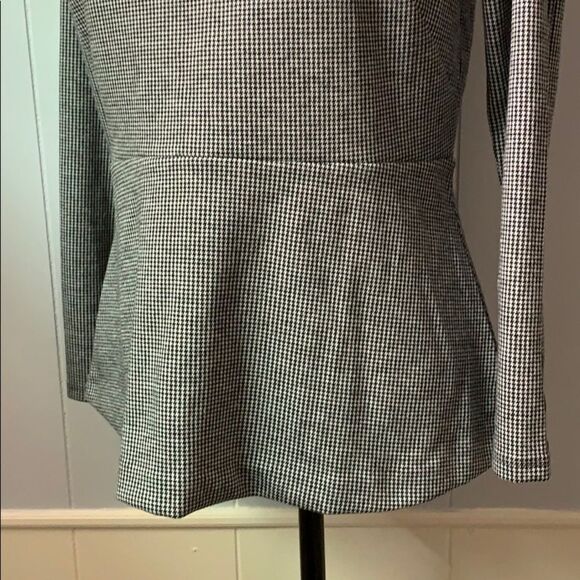 Ann Taylor Black White Winter medium petite top - Picture 2 of 6
